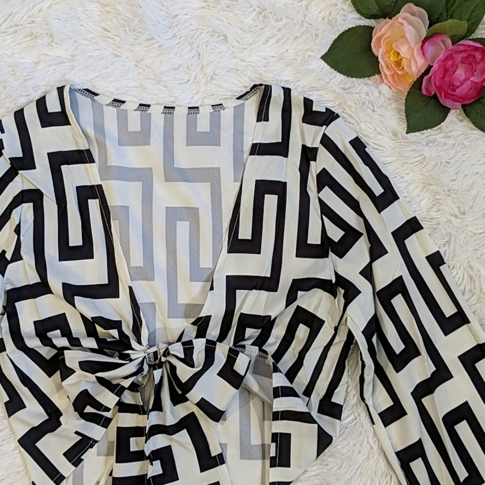 ‼️BOGO‼️🆕 Geometric Print Tie Blouse - Picture 4 of 7